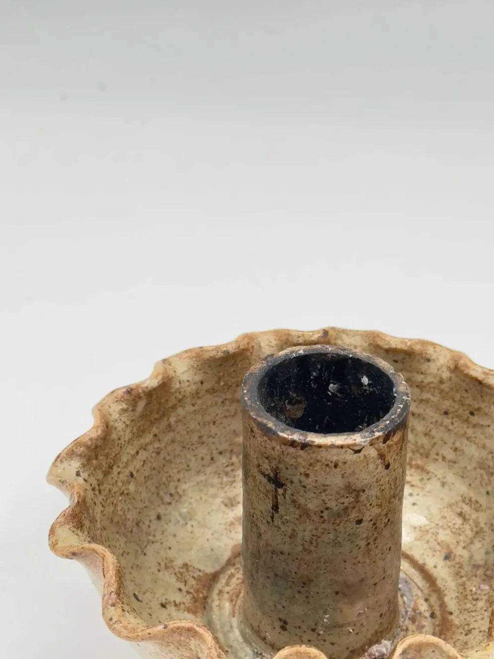 Bougeoir vintage en céramique de studio, bord festonné ondulé