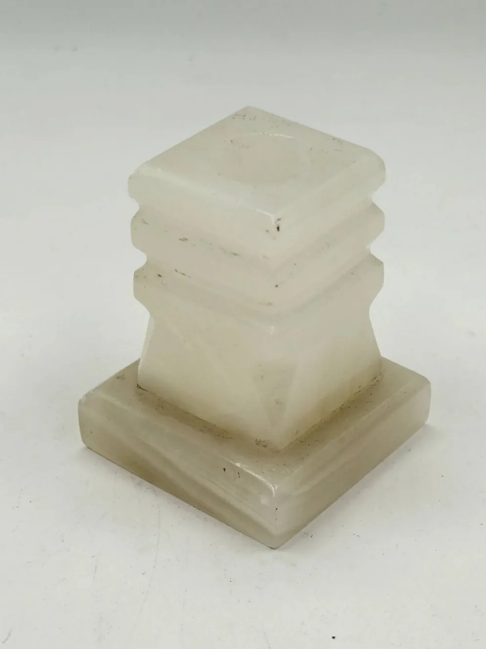 Bougeoir vintage en onyx sculpté, design architectural à gradins