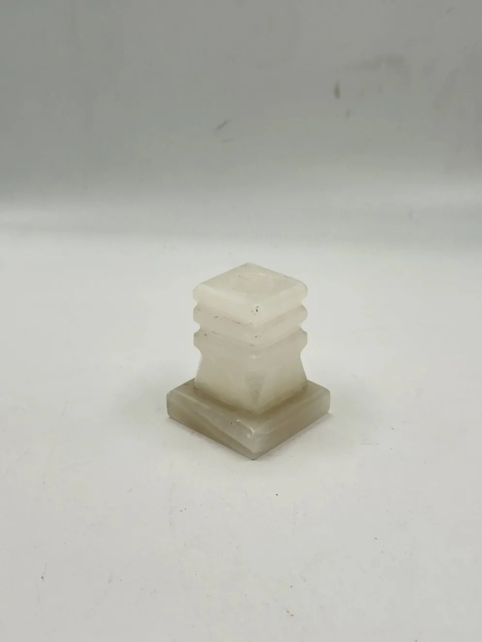Bougeoir vintage en onyx sculpté, design architectural à gradins