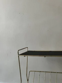 Bout de canapé - porte revue en métal perforé, dlg Matégot