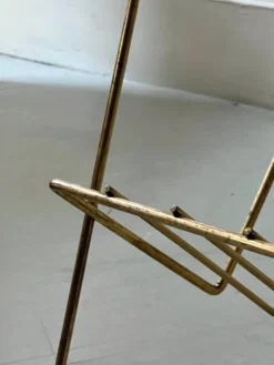 Bout de canapé - porte revue en métal perforé, dlg Matégot