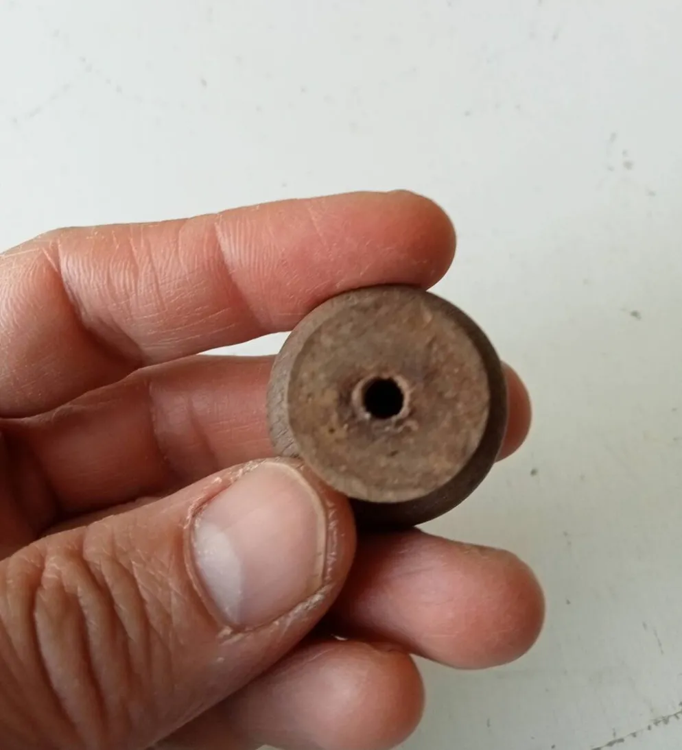 Bouton de meuble ancien en bois