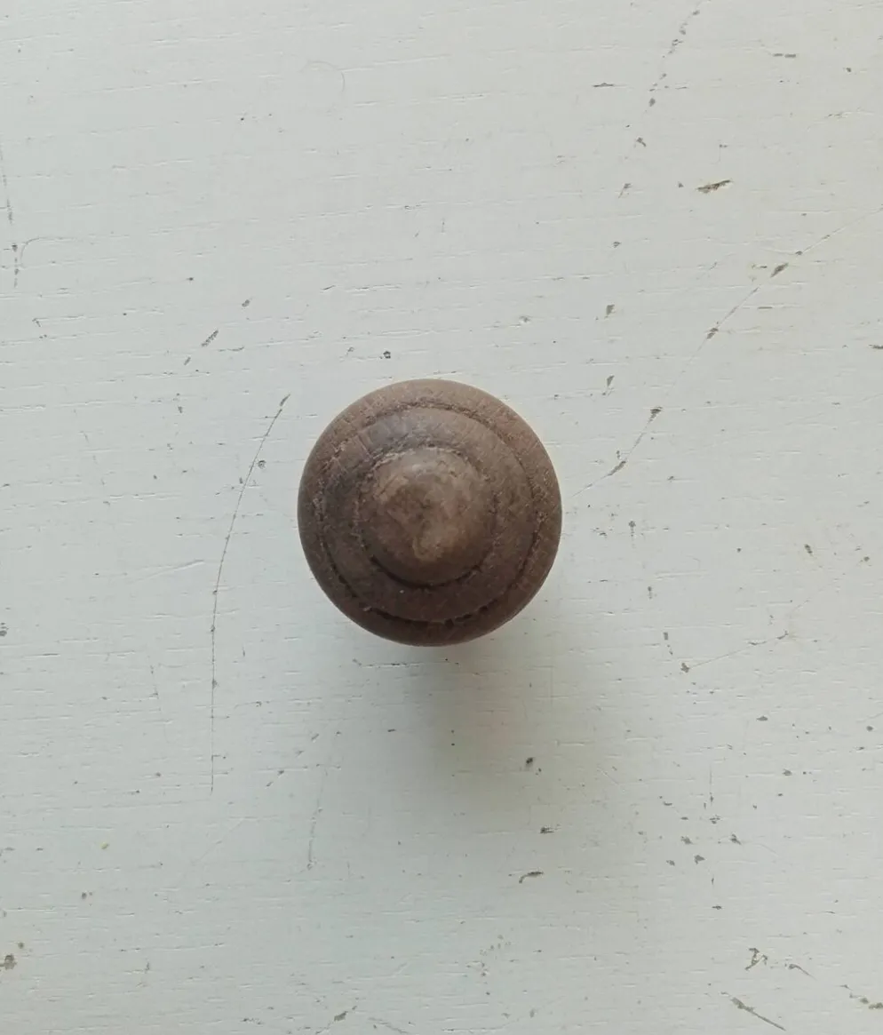 Bouton de meuble ancien en bois