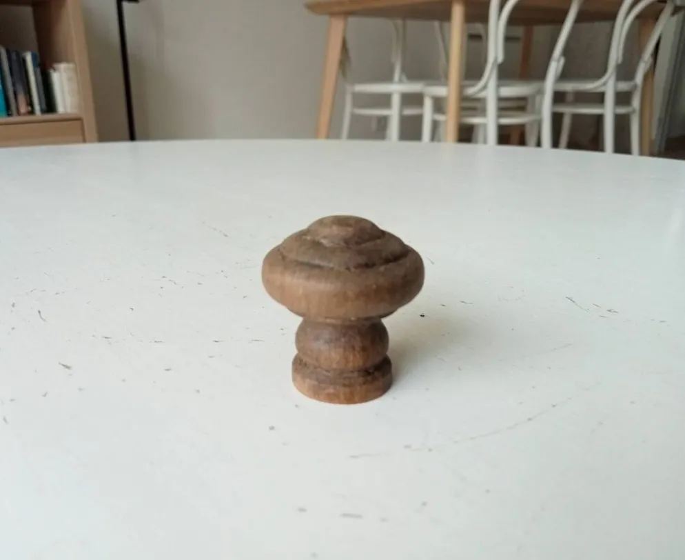 Bouton de meuble ancien en bois