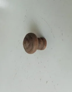 Bouton de meuble ancien en bois