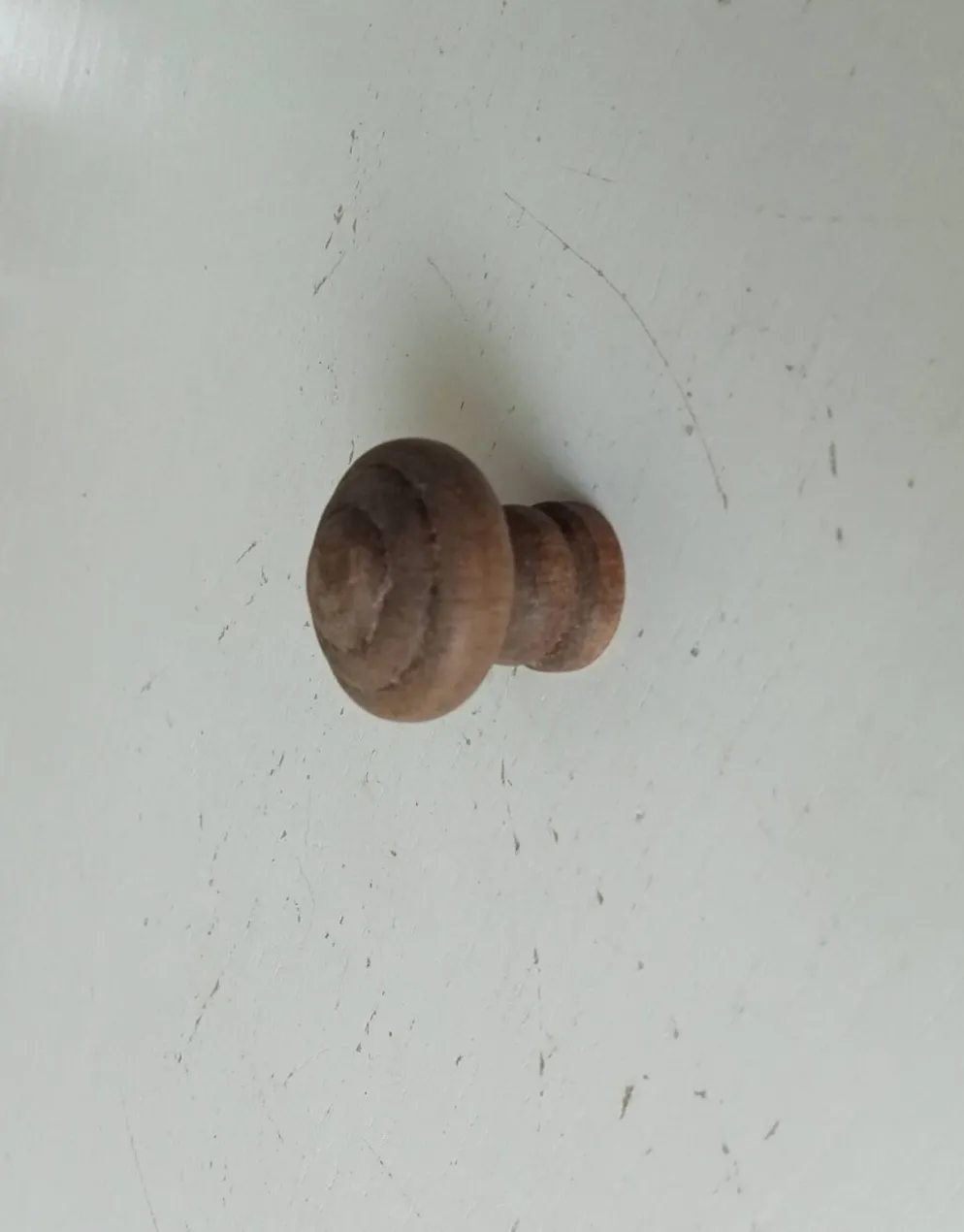 Bouton de meuble ancien en bois