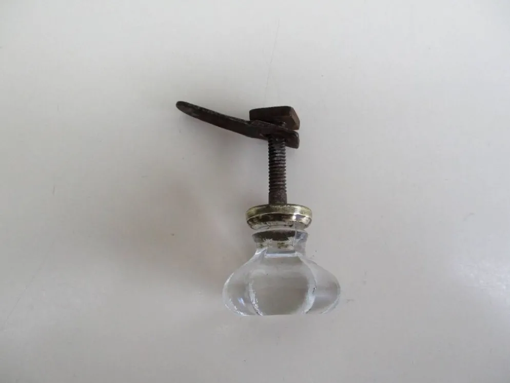 Bouton de meuble ancien en verre