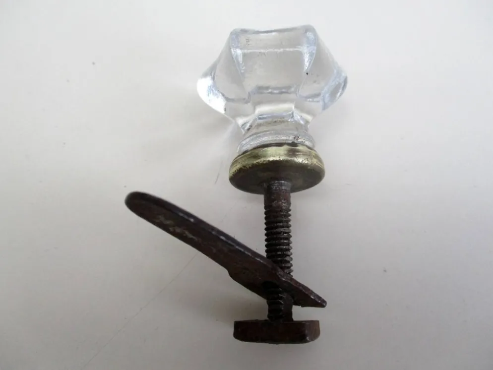 Bouton de meuble ancien en verre