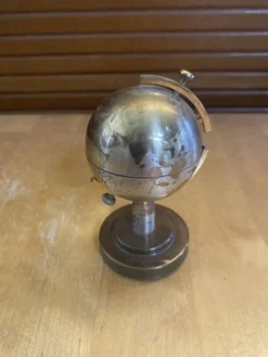 Briquet en laiton formant mappemonde, années 60