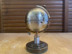 Briquet en laiton formant mappemonde, années 60