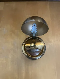 Briquet en laiton formant mappemonde, années 60