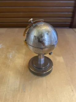 Briquet en laiton formant mappemonde, années 60