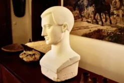 Buste art deco en platre plein d'un jeune homme