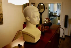 Buste art deco en platre plein d'un jeune homme