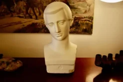 Buste art deco en platre plein d'un jeune homme