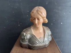 Buste de femme Art nouveau en plâtre polychrome, vers 1900