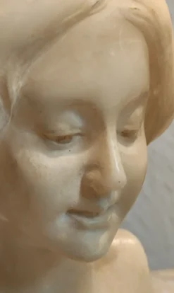 Buste de femme en albâtre