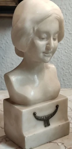 Buste de femme en albâtre