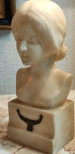 Buste de femme en albâtre