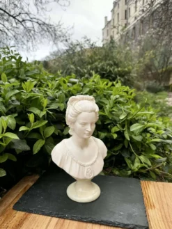 Buste de femme en albâtre, signé Arnaldo Giannelli, daté 1980