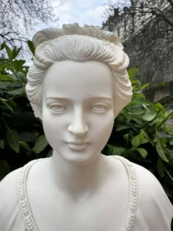 Buste de femme en albâtre, signé Arnaldo Giannelli, daté 1980
