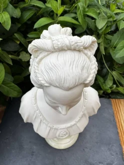 Buste de femme en albâtre, signé Arnaldo Giannelli, daté 1980