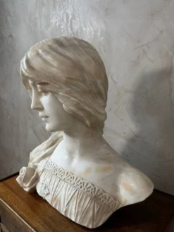 Buste de femme en marbre