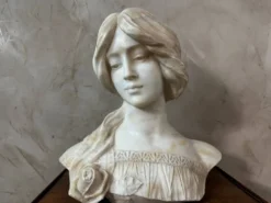 Buste de femme en marbre
