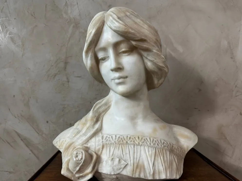 Buste de femme en marbre