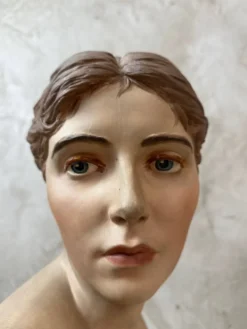 Buste de femme en platre