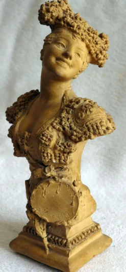 Buste de femme en terre cuite signé Torcuato Tasso Y Nadal