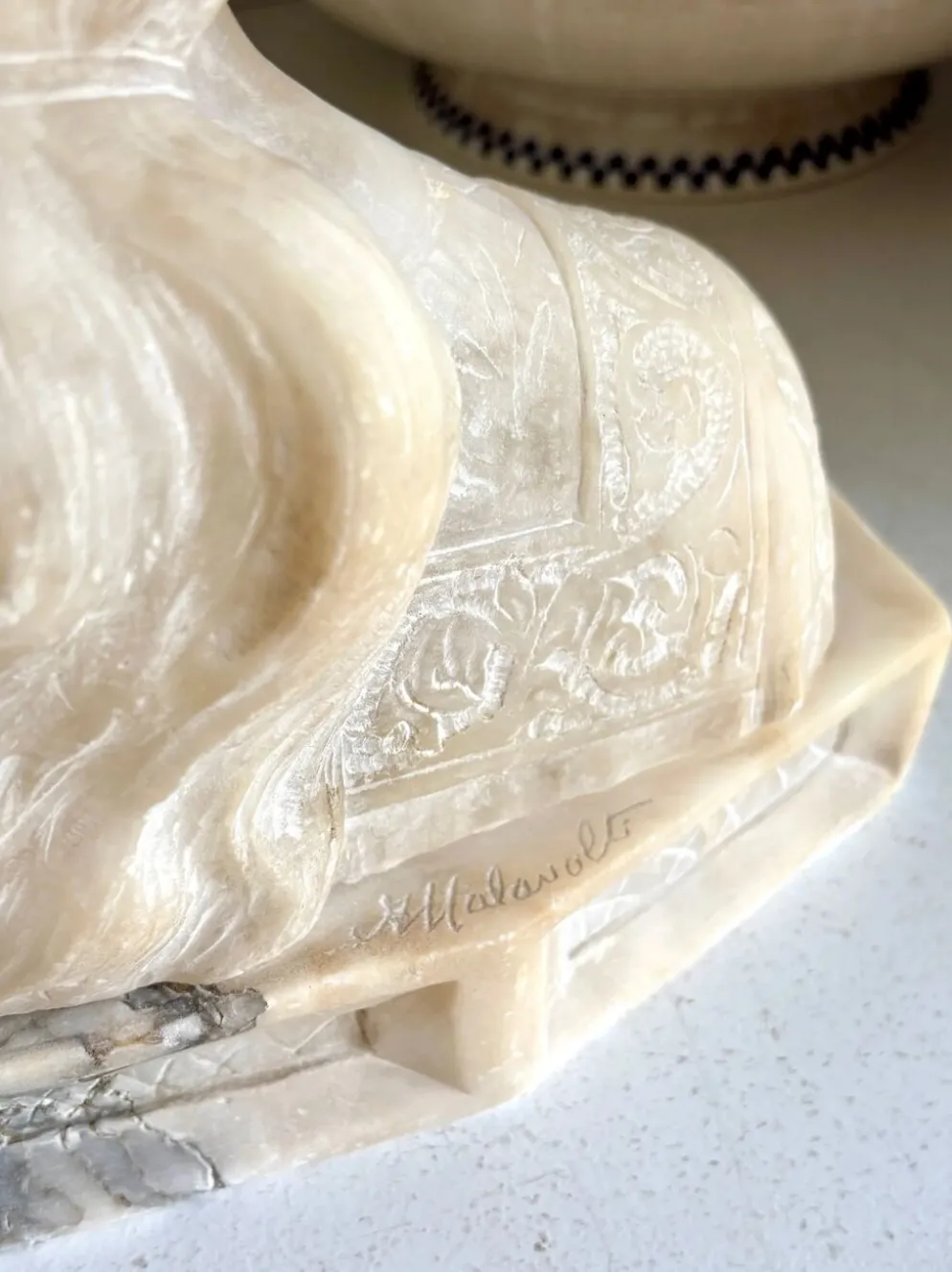 Buste de jeune femme en albâtre, Angiolo Malavolti, début XXème