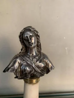 Buste de la Vierge en argent, colonne en marbre