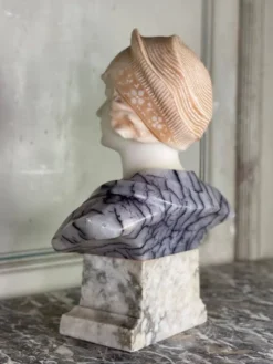 Buste d’une jeune fille en albâtre par Riccardo Aurilli