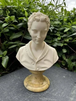 Buste en albâtre femme signé Arnaldo Giannelli