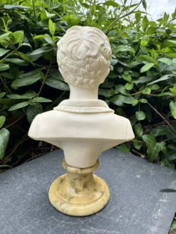Buste en albâtre femme signé Arnaldo Giannelli