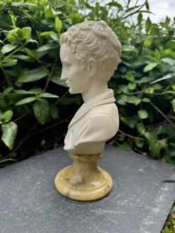 Buste en albâtre femme signé Arnaldo Giannelli