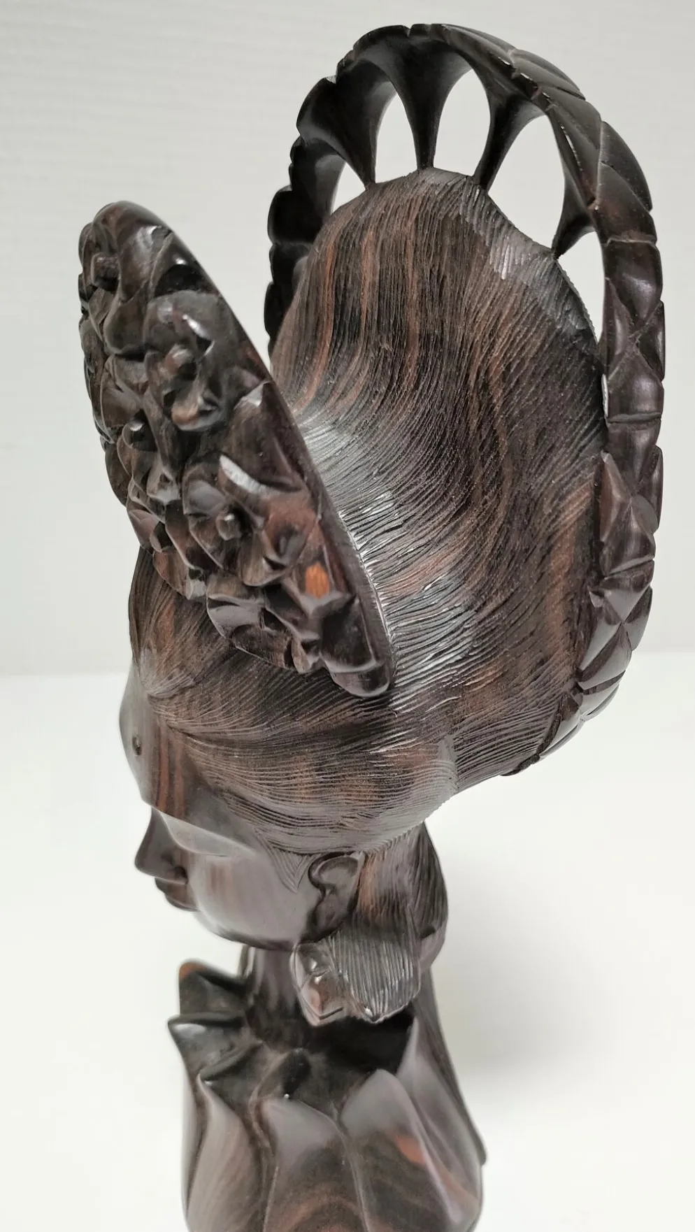 Buste en bois de femme à coiffe florale travail sculptural des années 60-70