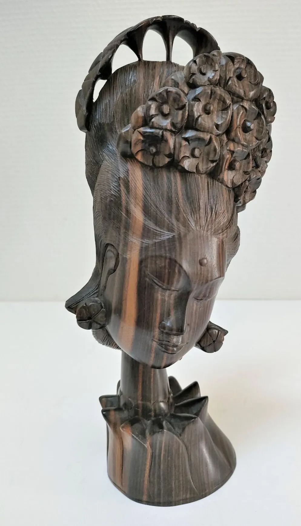 Buste en bois de femme à coiffe florale travail sculptural des années 60-70