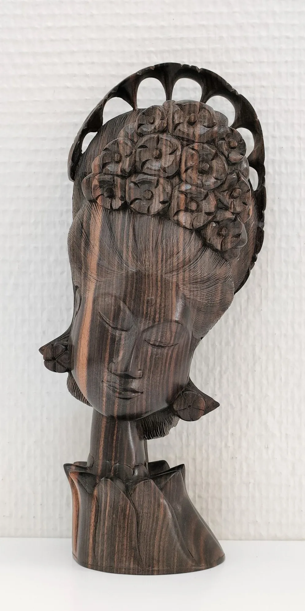 Buste en bois de femme à coiffe florale travail sculptural des années 60-70