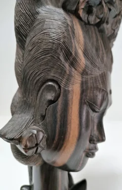 Buste en bois de femme à coiffe florale travail sculptural des années 60-70