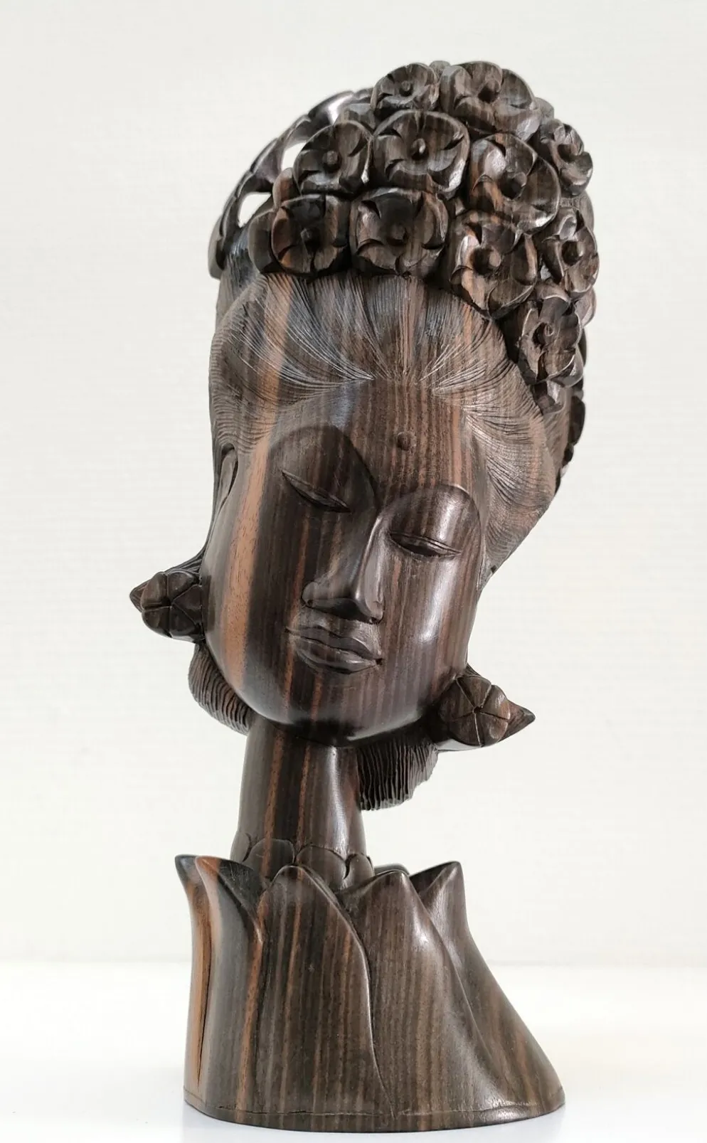Buste en bois de femme à coiffe florale travail sculptural des années 60-70