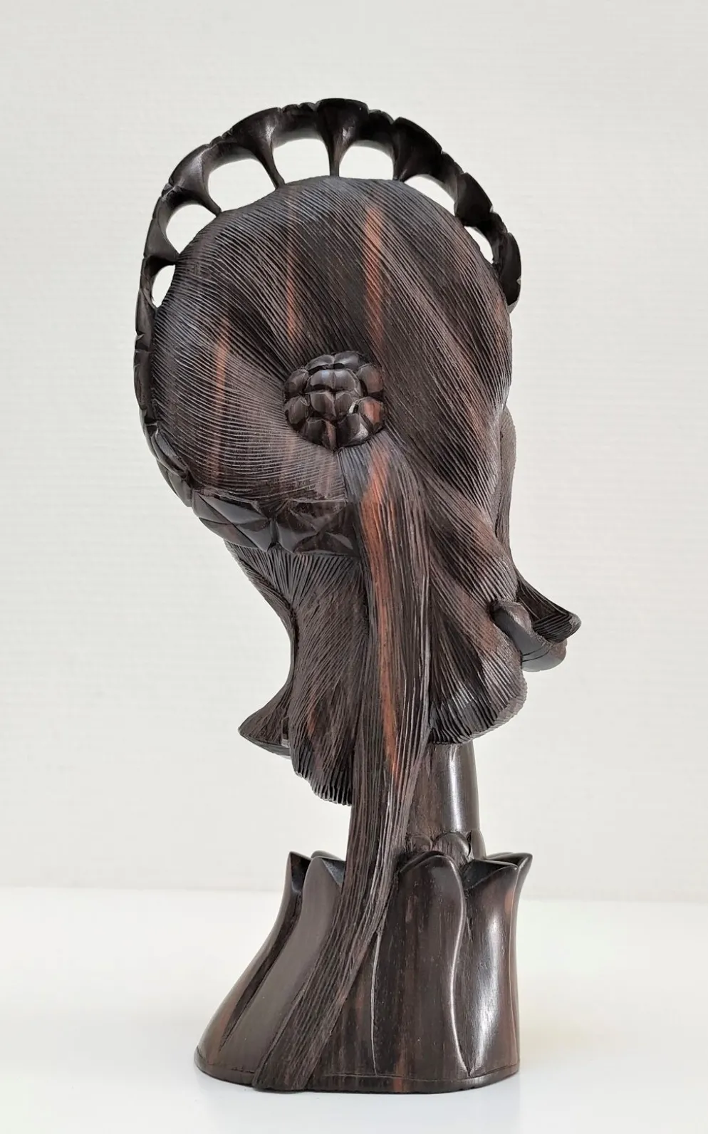 Buste en bois de femme à coiffe florale travail sculptural des années 60-70