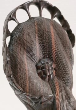Buste en bois de femme à coiffe florale travail sculptural des années 60-70