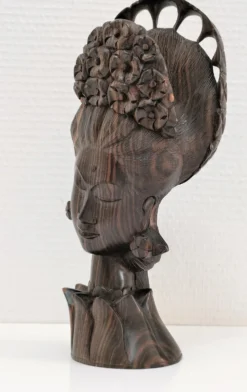 Buste en bois de femme à coiffe florale travail sculptural des années 60-70
