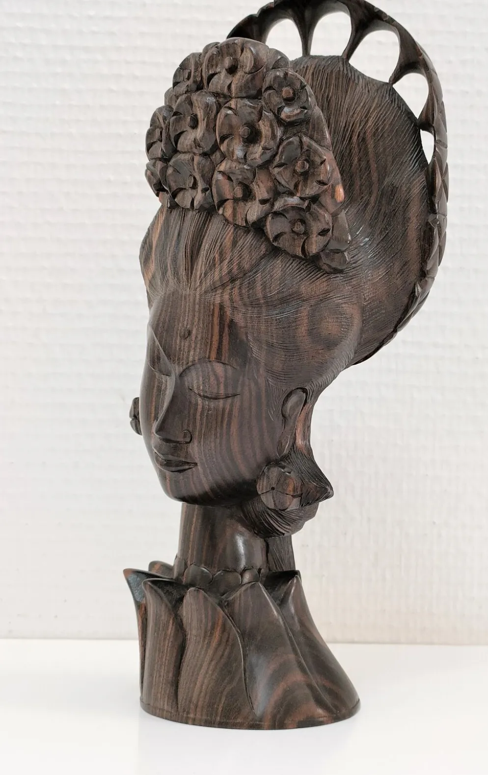 Buste en bois de femme à coiffe florale travail sculptural des années 60-70