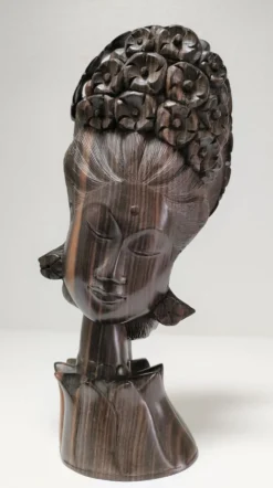 Buste en bois de femme à coiffe florale travail sculptural des années 60-70