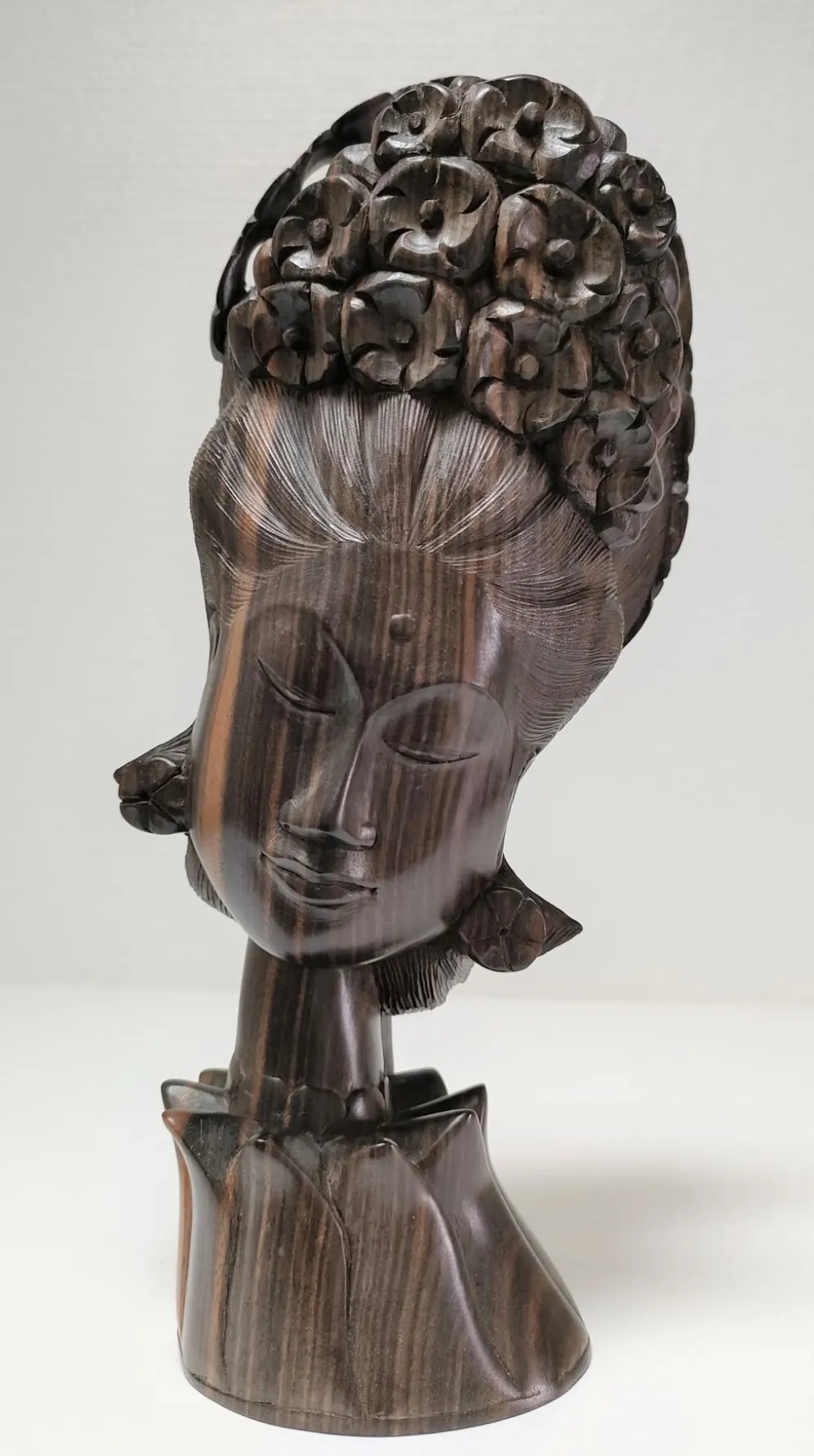 Buste en bois de femme à coiffe florale travail sculptural des années 60-70