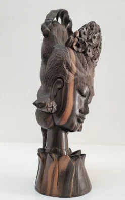 Buste en bois de femme à coiffe florale travail sculptural des années 60-70