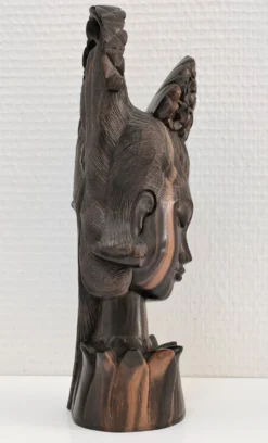 Buste en bois de femme à coiffe florale travail sculptural des années 60-70
